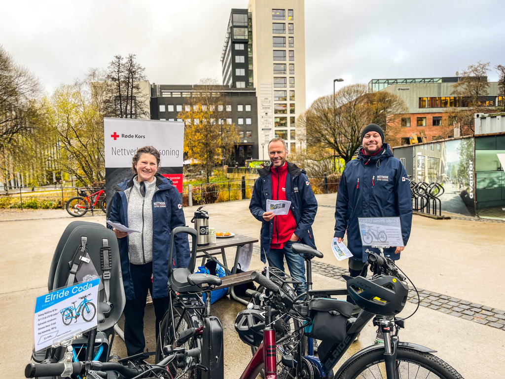 Gjengen fra Nettverk Arbeid hadde stand utenfor Torgbygget denne uka for å tilby folk å prøvekjøre elsykler.